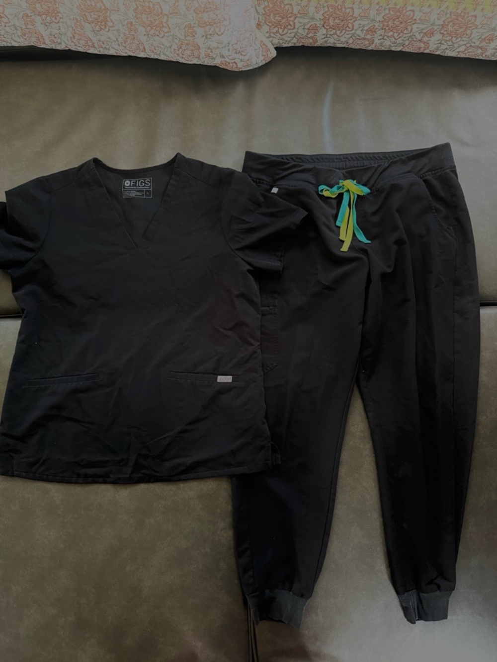 Figs Black Zamora Jogger XL & L Casma Top Scrub Set